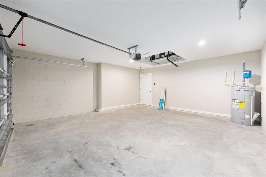 Spacious, unfurnished interior of a new home in , Ocklawaha (Image 30).