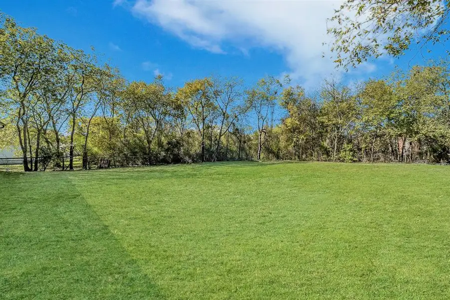 Exterior details and patio area of a home in , Alvarado (Image 3).