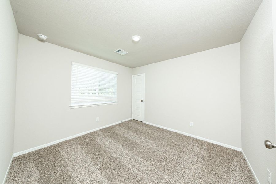 Spacious, unfurnished interior of a new home in Mackenzie Creek, Conroe (Image 16).