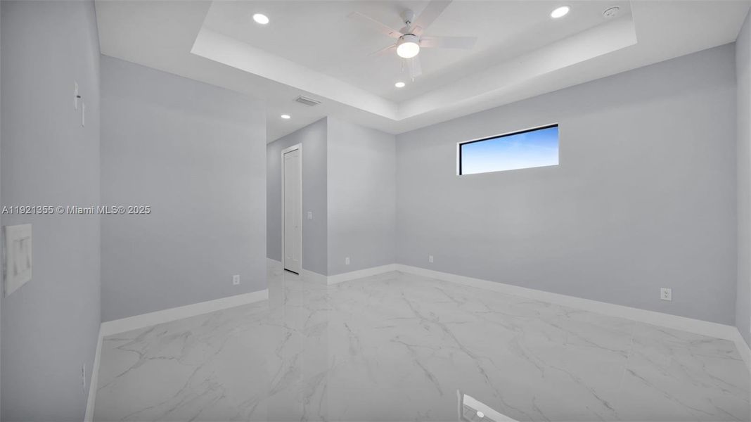 Spacious, unfurnished interior of a new home in , Cape Coral (Image 40).