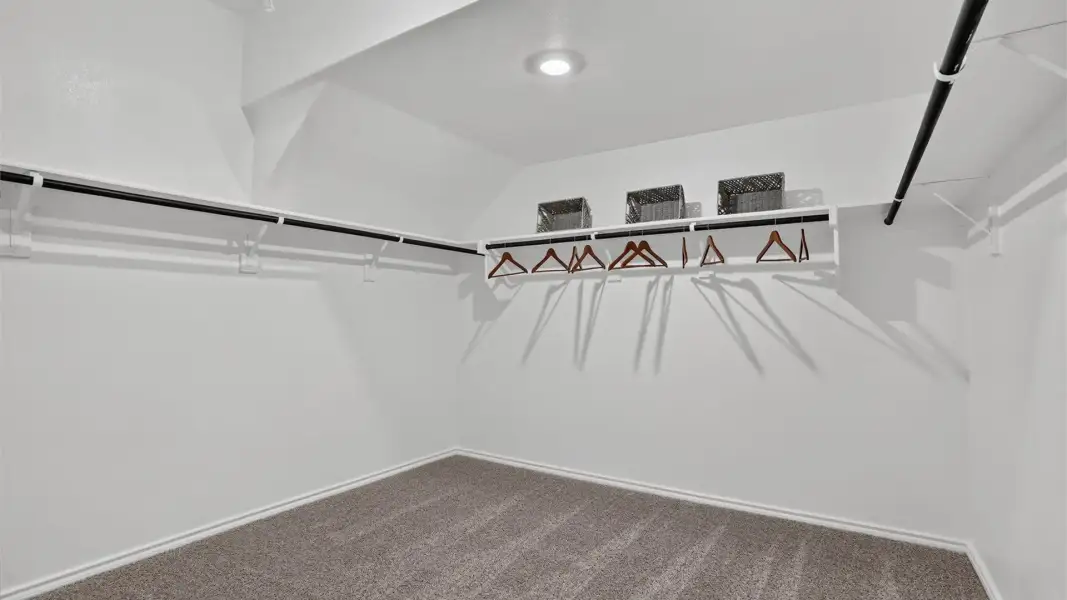 Spacious, unfurnished interior of a new home in Eagle Creek, Denton (Image 20).