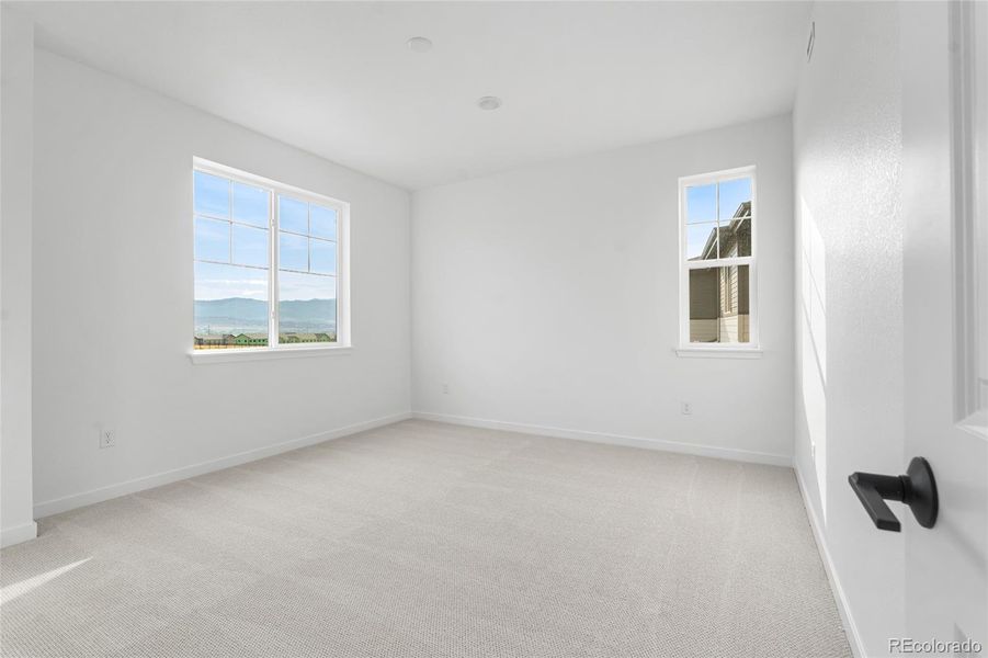 Spacious, unfurnished interior of a new home in Sterling Ranch, Littleton (Image 16).