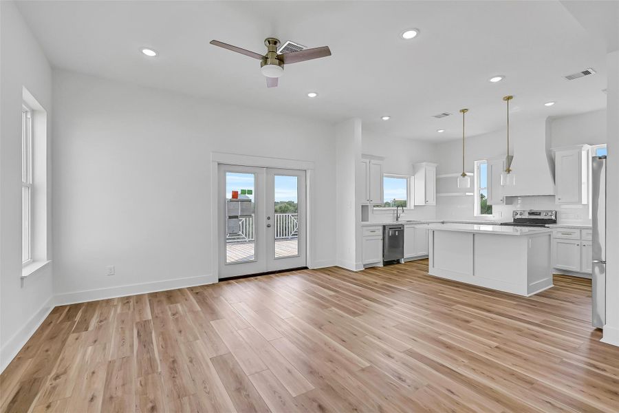 Spacious, unfurnished interior of a new home in , Galveston (Image 24).