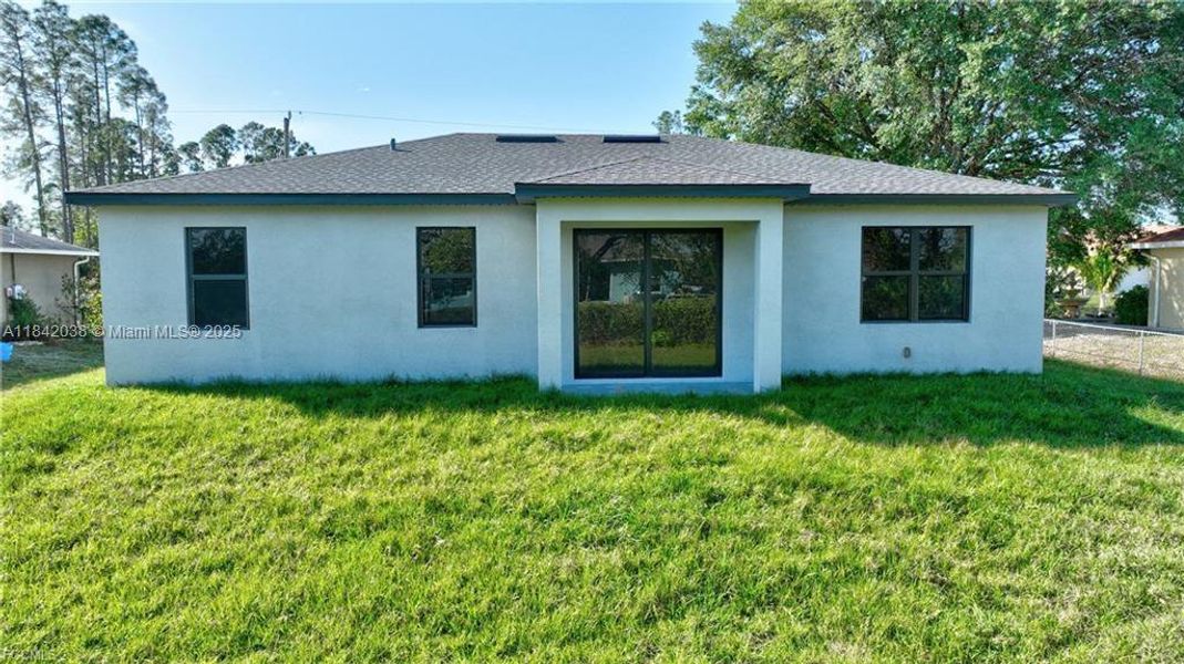 Exterior details and patio area of a home in , Lehigh Acres (Image 4).