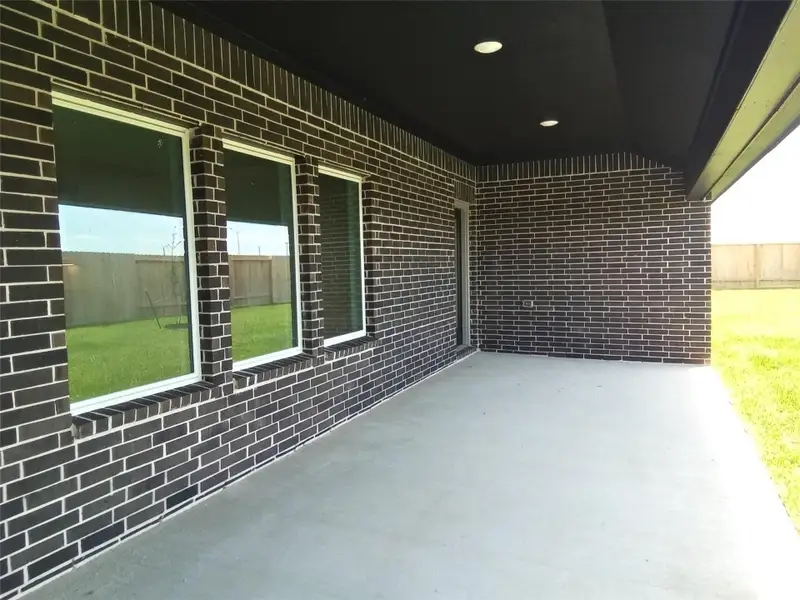 Exterior details and patio area of a home in Riverside Estates, Baytown (Image 4).