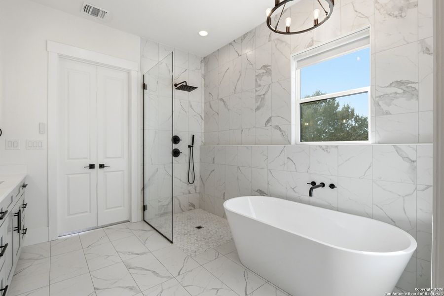 Furnished interior view inside a new home in , Bandera (Image 7).