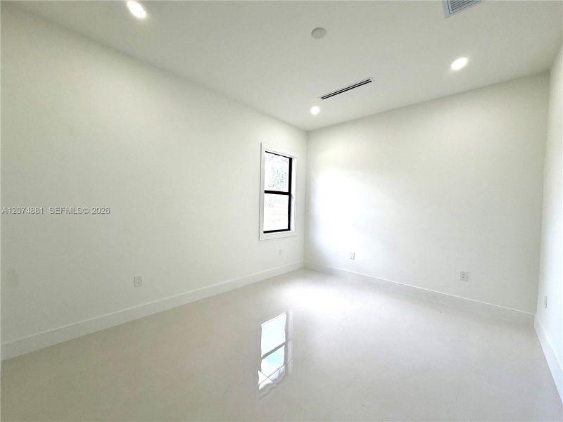 Spacious, unfurnished interior of a new home in , Naples (Image 26).