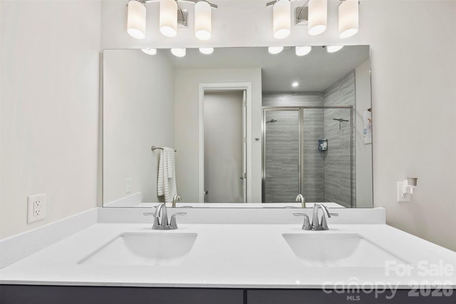 Double sink in primary bath