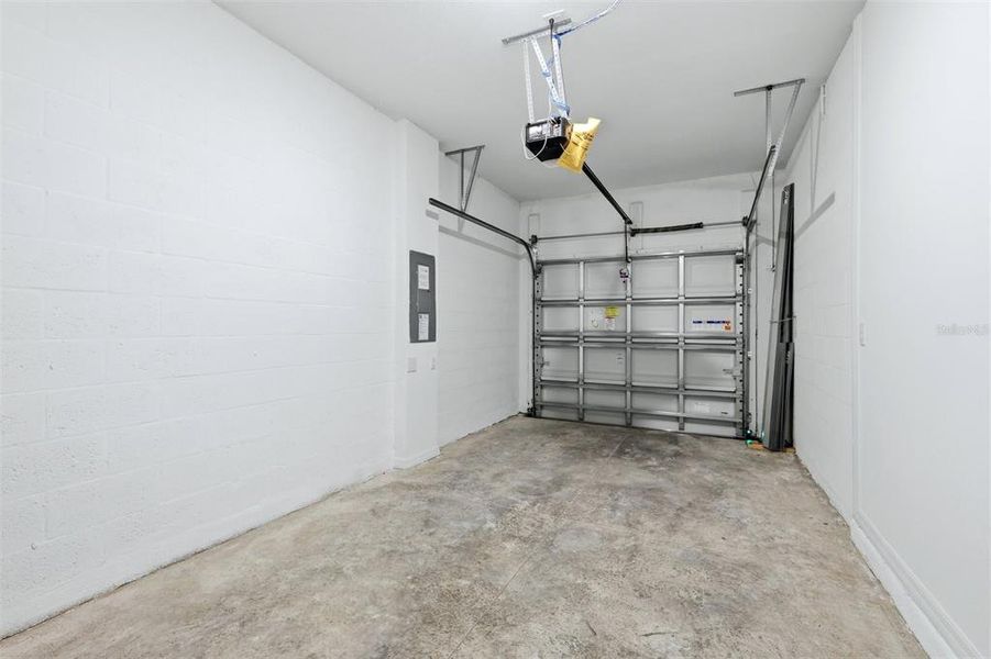 Spacious, unfurnished interior of a new home in , Sarasota (Image 23).