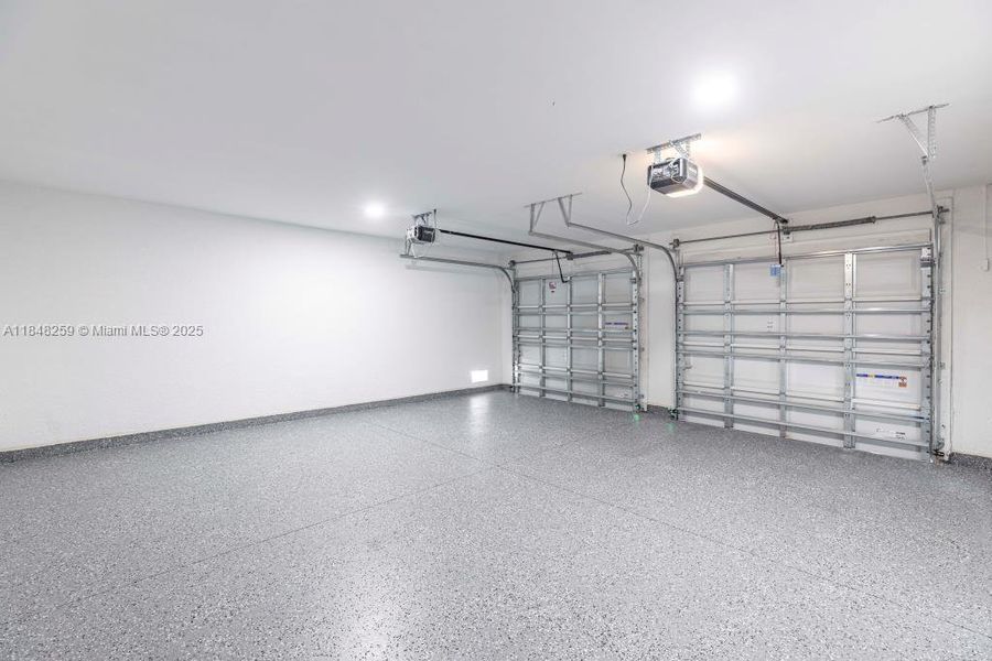 Spacious, unfurnished interior of a new home in , Cape Coral (Image 19).