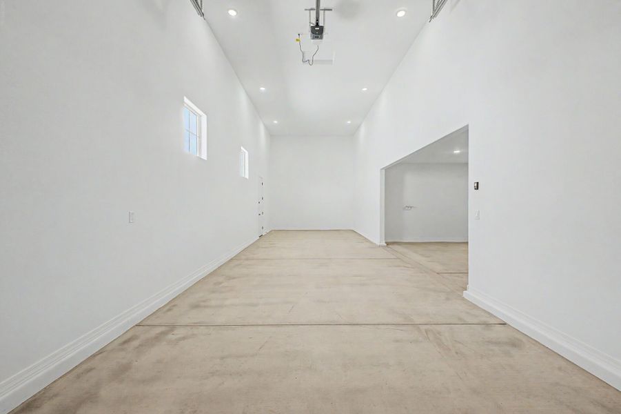 Spacious, unfurnished interior of a new home in Las Ventanas - RV Collection, Goodyear (Image 14).