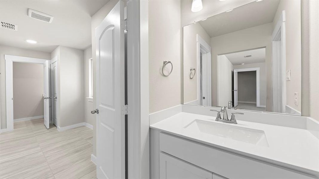 24. 1323 Burgess - 4TH Bath 24. 1323 Burgess - 4TH Bath