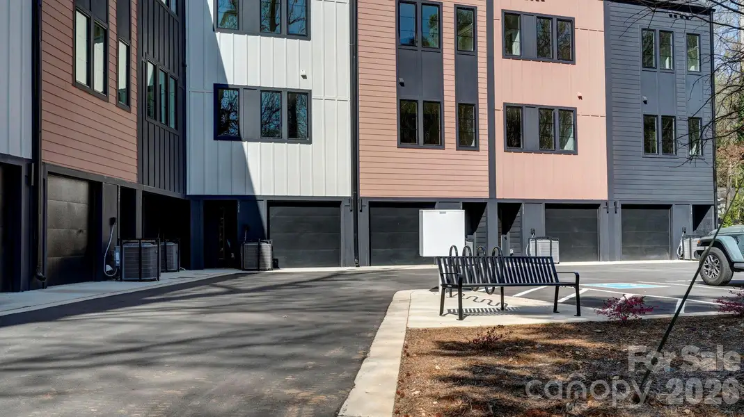 Condo located in Charlotte, NC showcasing its design and architecture (Image 3).