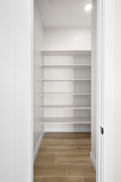 Spacious, unfurnished interior of a new home in Verdancia, El Paso (Image 32).