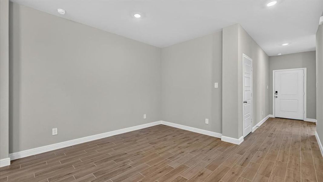 Spacious, unfurnished interior of a new home in Trails of Elizabeth Creek, Fort Worth (Image 12).