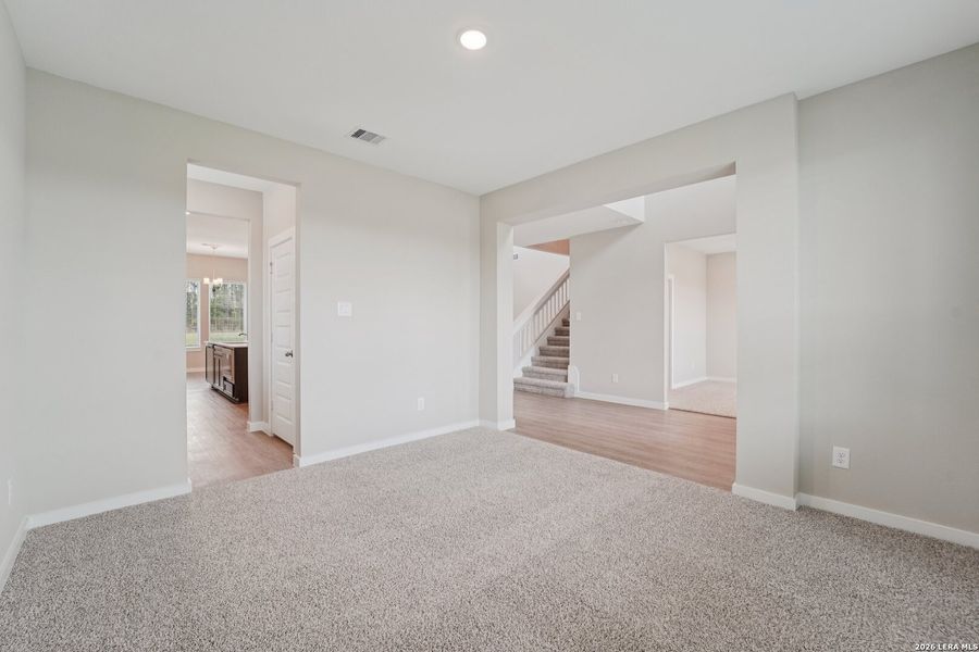 Spacious, unfurnished interior of a new home in Alamo Estates, San Antonio (Image 26).