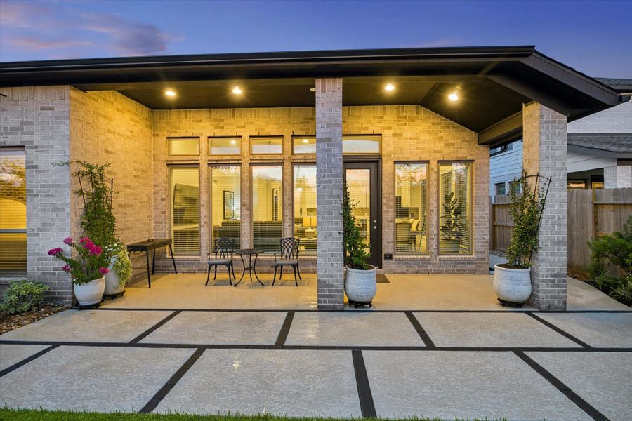Exterior details and patio area of a home in Sienna, Missouri City (Image 25).