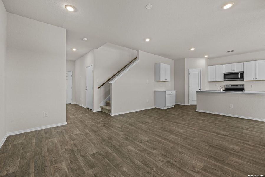 Spacious, unfurnished interior of a new home in Stonehill, San Antonio (Image 21).