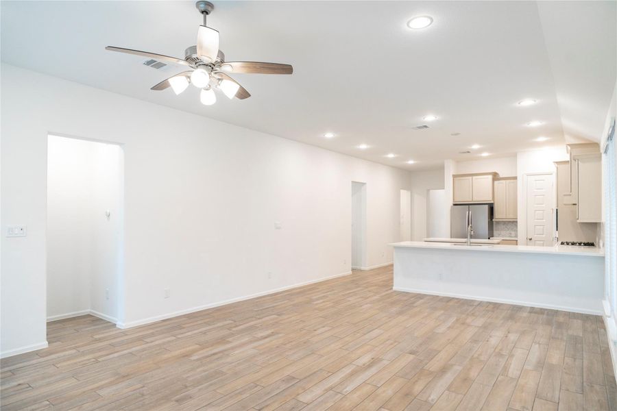 Spacious, unfurnished interior of a new home in Cross Creek West 45', Fulshear (Image 18). Spacious, unfurnished interior of a new home in Cross Creek West 45', Fulshear (Image 18).