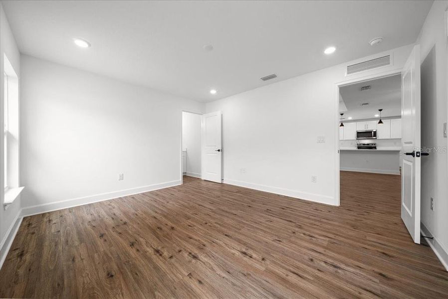 Spacious, unfurnished interior of a new home in , Weeki Wachee (Image 40).