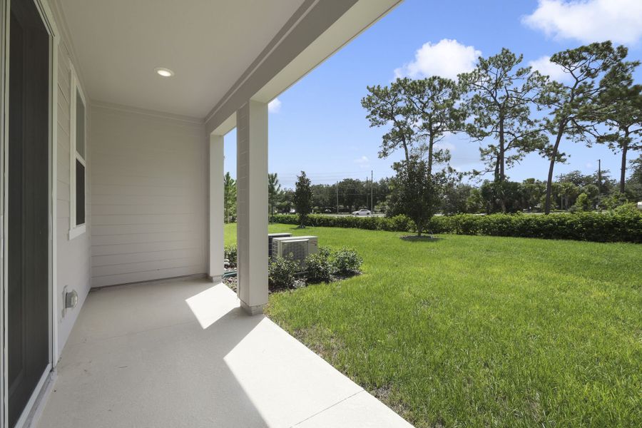 Exterior details and patio area of a home in Towns at Greenleaf, Oviedo (Image 27).