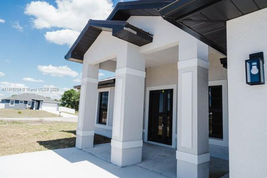 Exterior details and patio area of a home in , Labelle (Image 2).