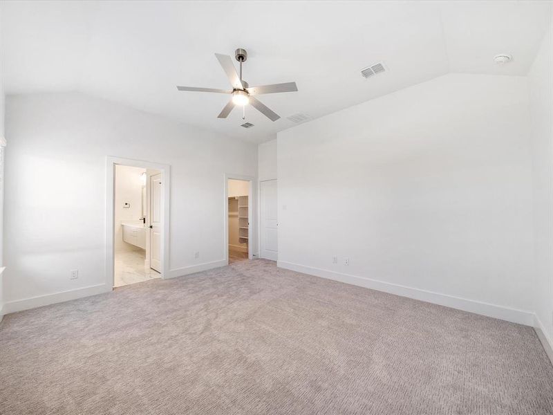 Spacious, unfurnished interior of a new home in Royal Court, Frisco (Image 17).