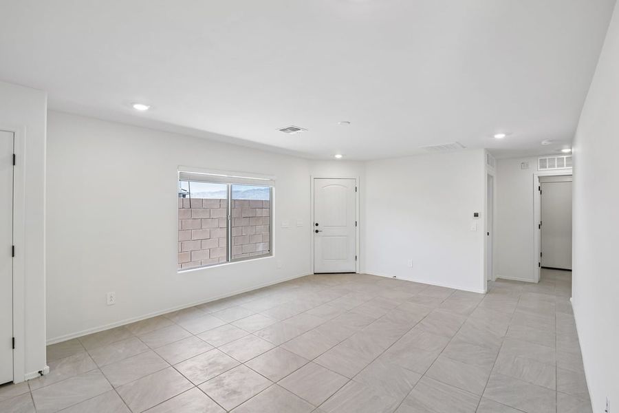 Spacious, unfurnished interior of a new home in The Landings at Rancho Del Lago, Vail (Image 8).