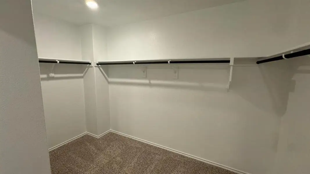 Spacious, unfurnished interior of a new home in Hickory Grove, Denton (Image 10).