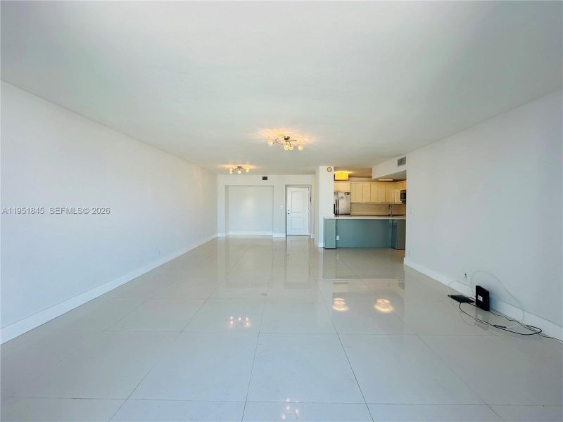 Spacious, unfurnished interior of a new home in , Sunny Isles Beach (Image 20).