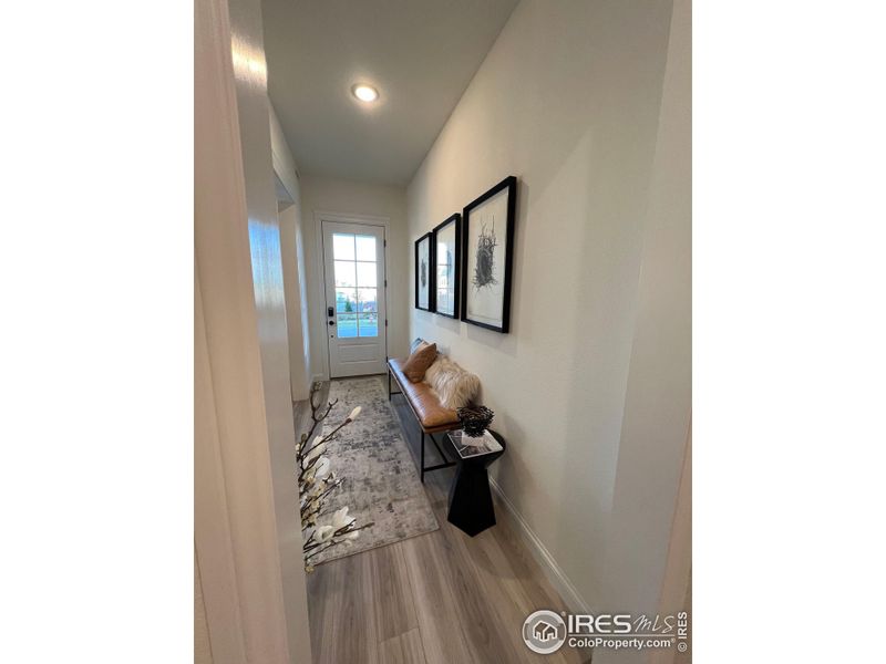 Plenty of entryway for removing shoes Plenty of entryway for removing shoes