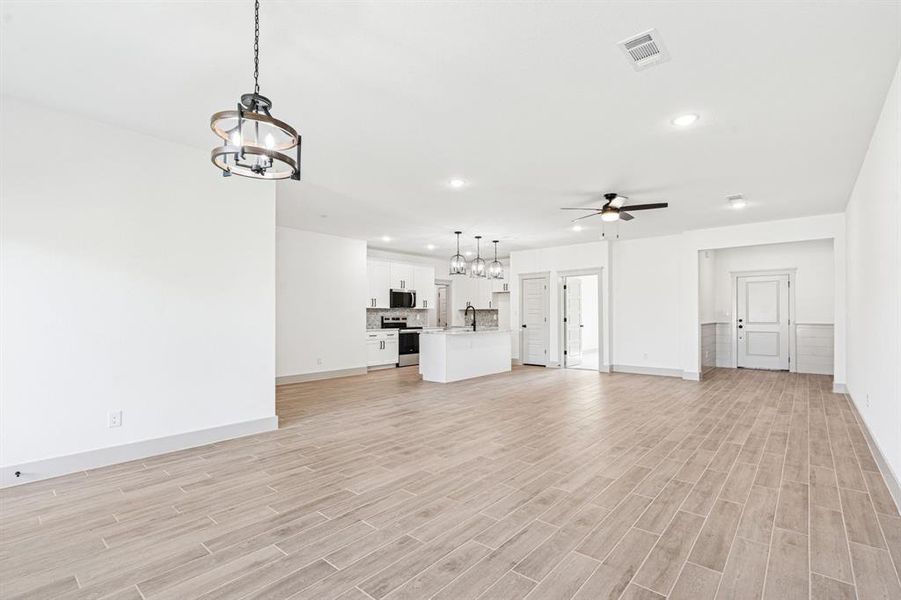 Spacious, unfurnished interior of a new home in , Granbury (Image 17).
