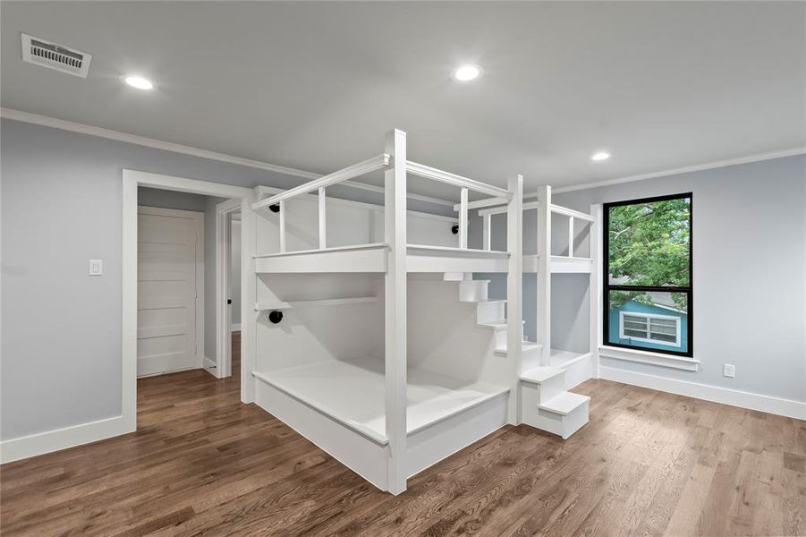Upstairs Bunk room / Bedroom Six Upstairs Bunk room / Bedroom Six