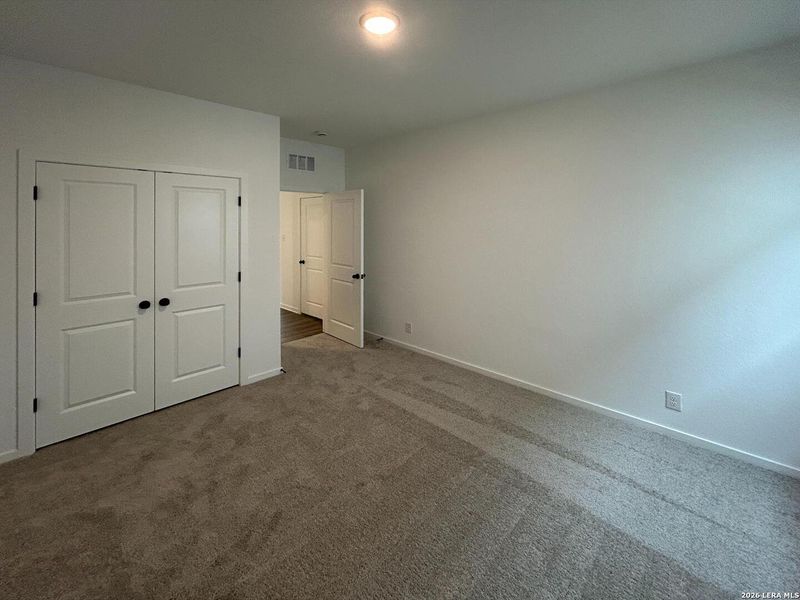 Spacious, unfurnished interior of a new home in Hennersby Hollow, San Antonio (Image 24).