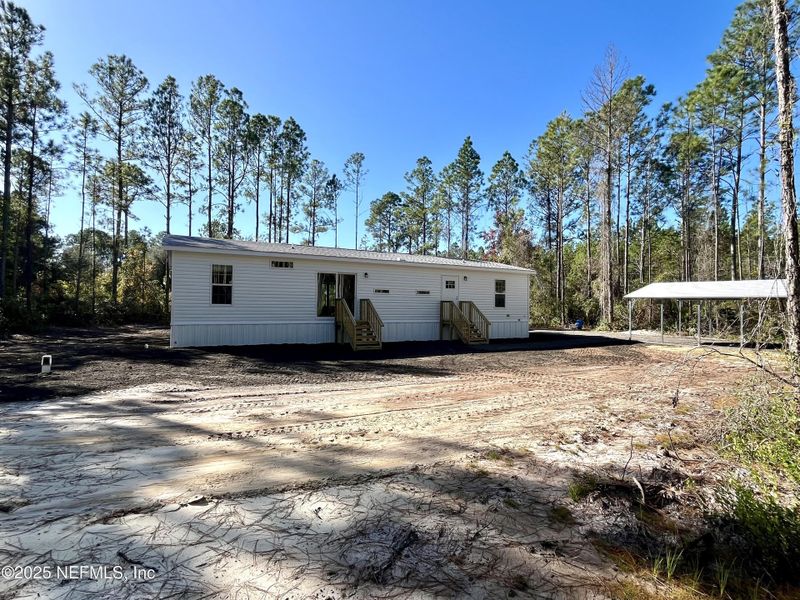 Exterior details and patio area of a home in , Palatka (Image 18).