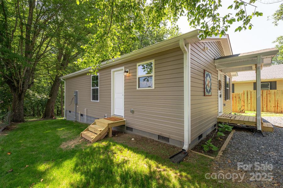 Exterior details and patio area of a home in , Marion (Image 20).