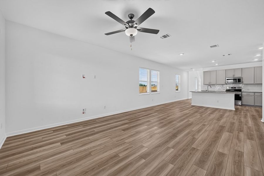 Spacious, unfurnished interior of a new home in Sunfield, Buda (Image 23).