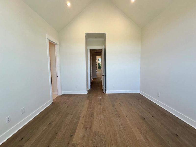 The Ballar A Primary Suite Bedroom