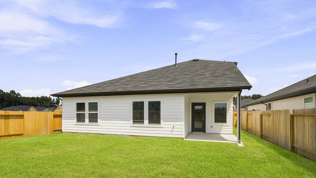 Exterior details and patio area of a home in Silverthorne, Conroe (Image 18).