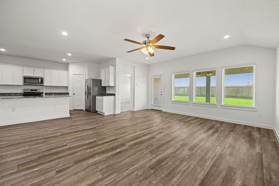 Spacious, unfurnished interior of a new home in , Rosharon (Image 37).