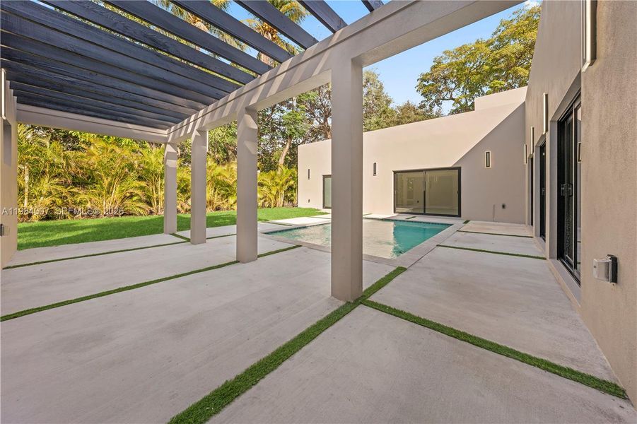 Exterior details and patio area of a home in , North Miami (Image 37).
