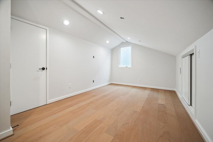 Spacious, unfurnished interior of a new home in , Houston (Image 14).