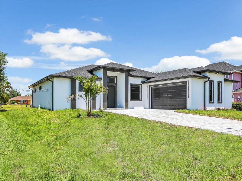 Exterior details and patio area of a home in , Cape Coral (Image 23).