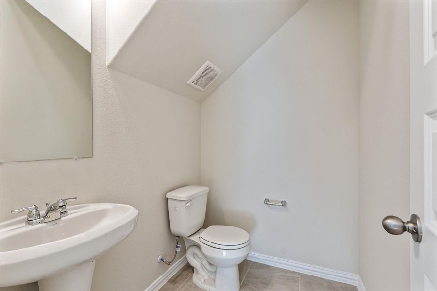 Furnished interior view inside a new home in Ellis Cove, Seabrook (Image 7).