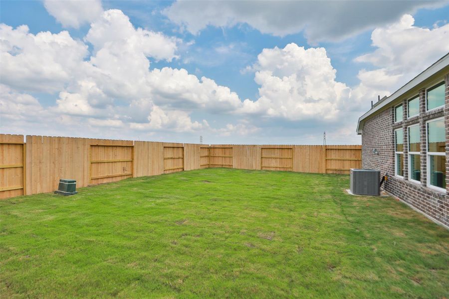 Exterior details and patio area of a home in Creekhaven, Iowa Colony (Image 25).