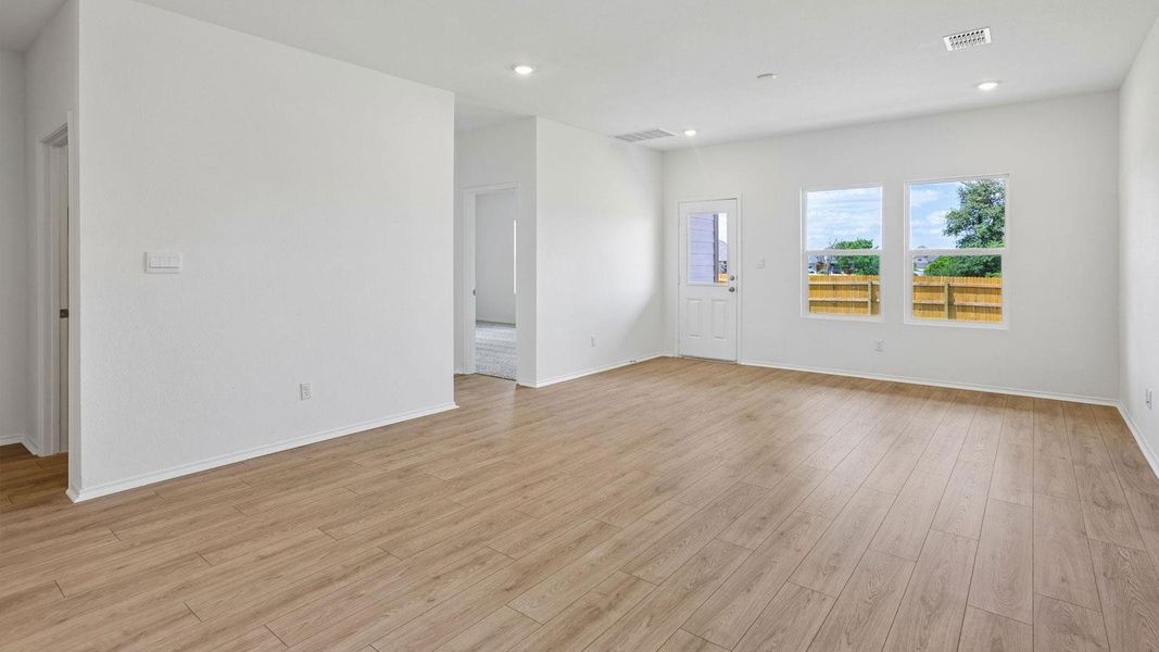 Spacious, unfurnished interior of a new home in Valverde, Bastrop (Image 13).