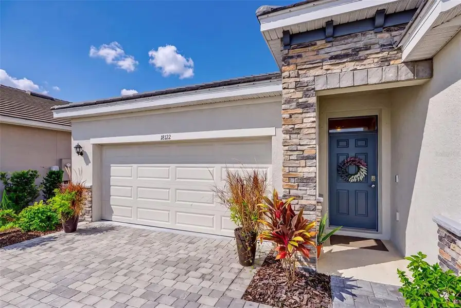 Exterior details and patio area of a home in , Lakewood Ranch (Image 19).