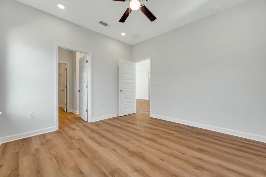 Spacious, unfurnished interior of a new home in Live Oak Cottages, Freeport (Image 34).