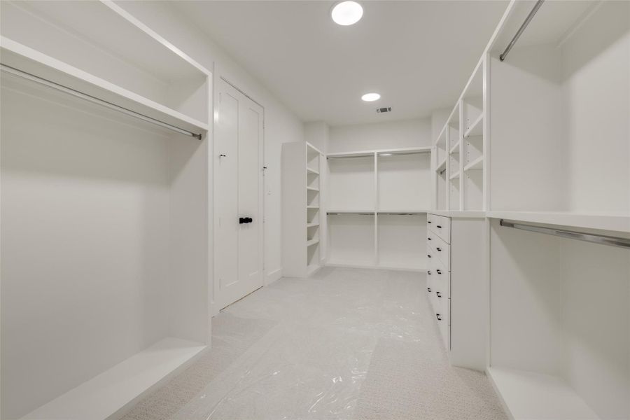 Spacious, unfurnished interior of a new home in , Houston (Image 23).