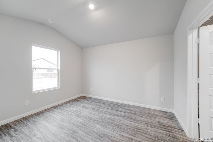 Spacious, unfurnished interior of a new home in Las Colinas, Kenedy (Image 18).